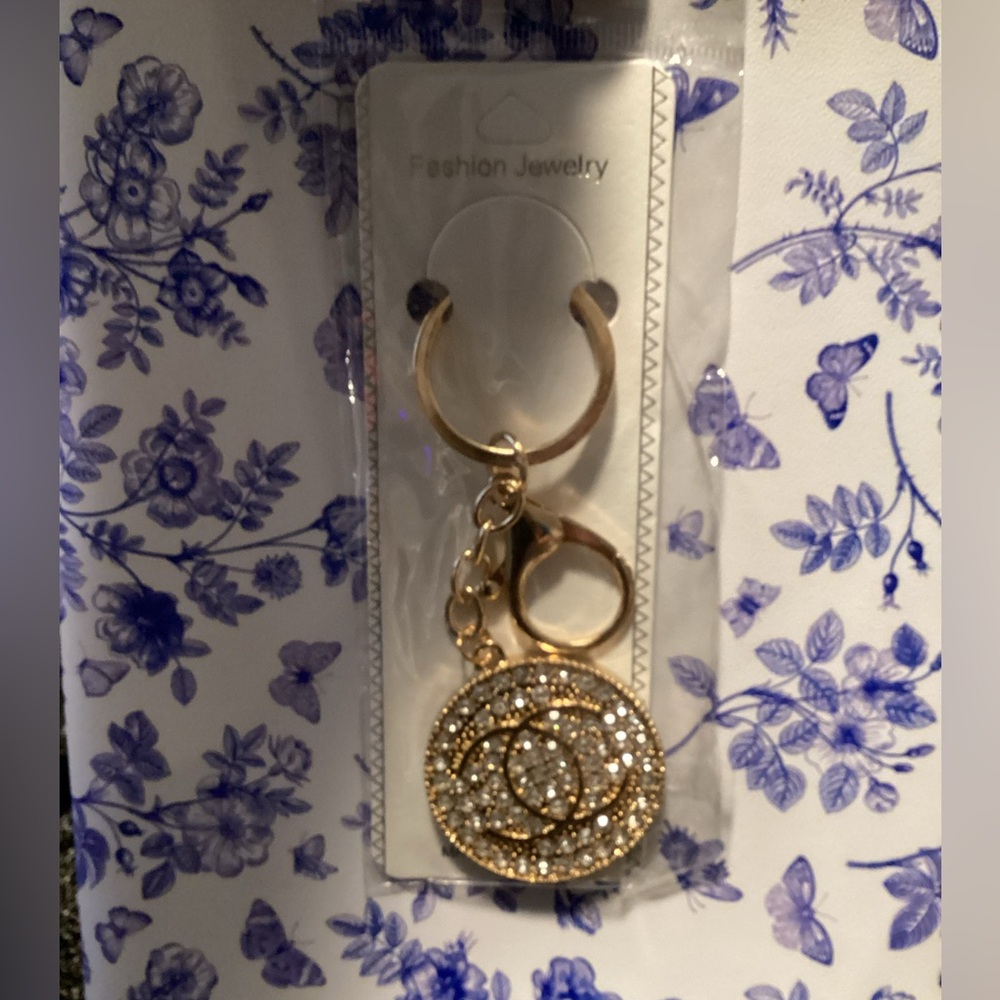 NIP - FASHION Elegant Gold Keychain with Rhinestone Accents